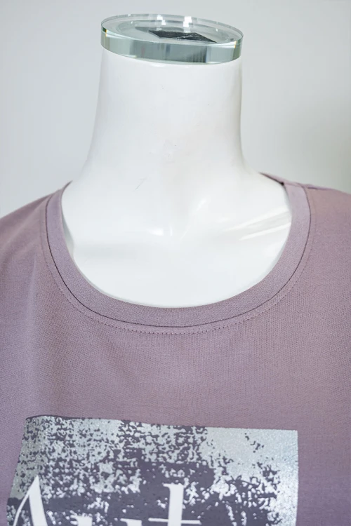 بيجاما نسائية قطعتين لون بنفسجي فاتح مزينة بكتابات من الأمام بلوزة بياقة دائرية و بأكمام قصيرة مع بنطلون طويل برباط في الخصر