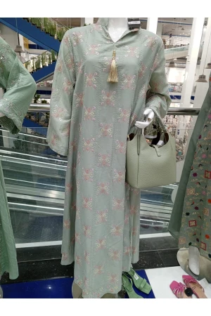 جلابية نسائية مزينة بنقوش و تطريزات ملونة ياقة دائرية و بأكمام طويلة 