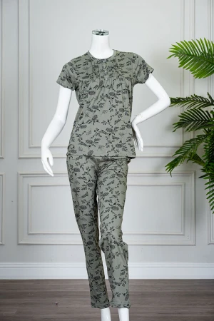 بيجاما نسائية قطعتين لون أخضر مشجر بلوزة بياقة دائرية مع أزرار من الأمام بأكمام قصيرة و بنطلون طويل 