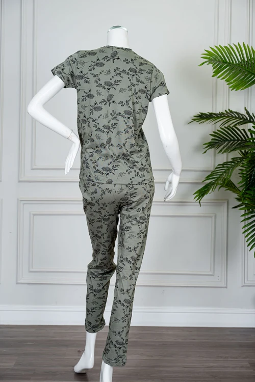 بيجاما نسائية قطعتين لون أخضر مشجر بلوزة بياقة دائرية مع أزرار من الأمام بأكمام قصيرة و بنطلون طويل