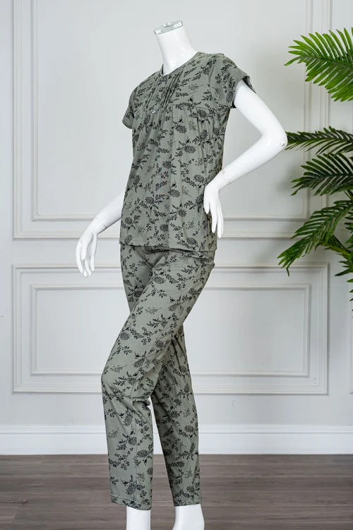 بيجاما نسائية قطعتين لون أخضر مشجر بلوزة بياقة دائرية مع أزرار من الأمام بأكمام قصيرة و بنطلون طويل