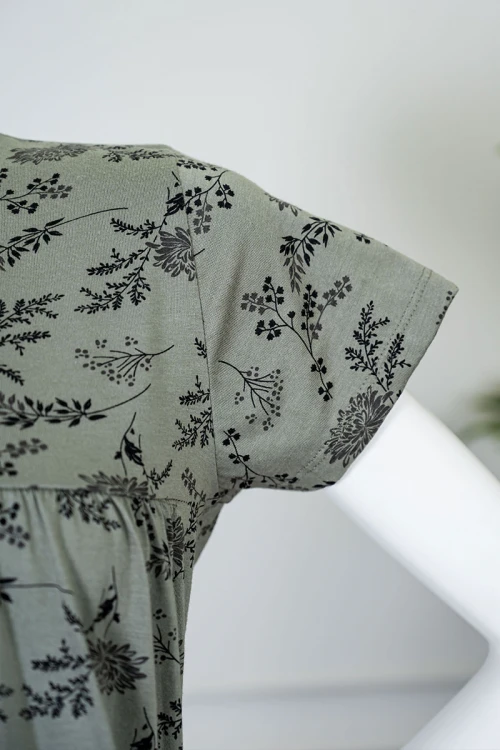 بيجاما نسائية قطعتين لون أخضر مشجر بلوزة بياقة دائرية مع أزرار من الأمام بأكمام قصيرة و بنطلون طويل