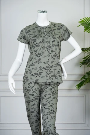 بيجاما نسائية قطعتين لون أخضر مشجر بلوزة بياقة دائرية مع أزرار من الأمام بأكمام قصيرة و بنطلون طويل 