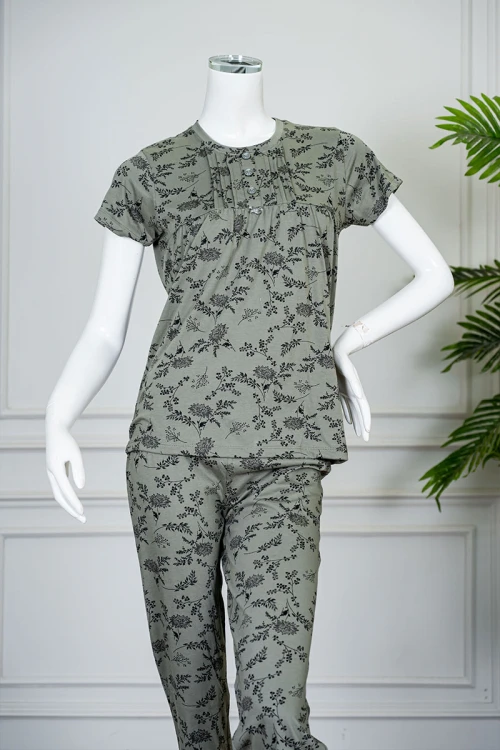 بيجاما نسائية قطعتين لون أخضر مشجر بلوزة بياقة دائرية مع أزرار من الأمام بأكمام قصيرة و بنطلون طويل