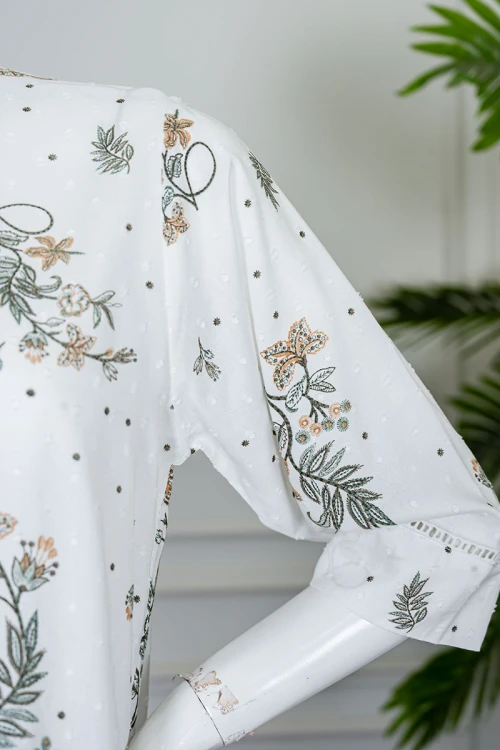 بيجاما نسائية قطعتين لون أبيض مشجر بلوزة بياقة دائرية مع أزرار من الأمام بأكمام ميدي و بنطلون طويل برباط في الخصر