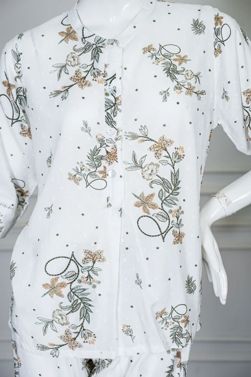 بيجاما نسائية قطعتين لون أبيض مشجر بلوزة بياقة دائرية مع أزرار من الأمام بأكمام ميدي و بنطلون طويل برباط في الخصر