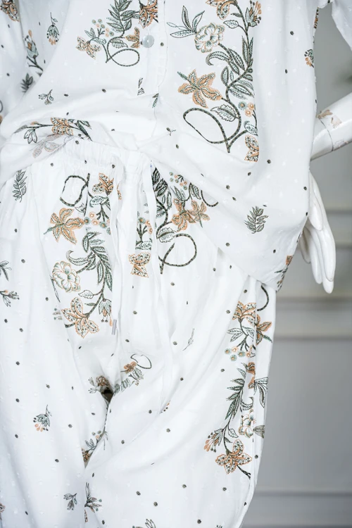 بيجاما نسائية قطعتين لون أبيض مشجر بلوزة بياقة دائرية مع أزرار من الأمام بأكمام ميدي و بنطلون طويل برباط في الخصر