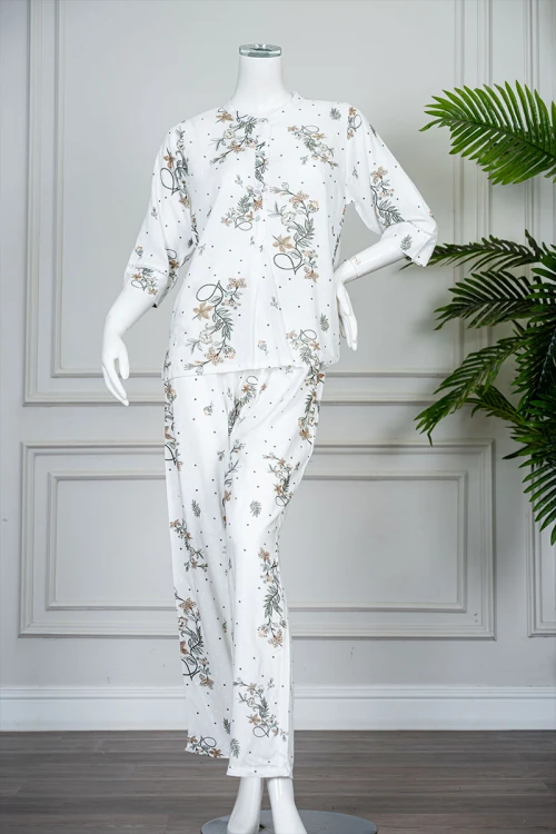 بيجاما نسائية قطعتين لون أبيض مشجر بلوزة بياقة دائرية مع أزرار من الأمام بأكمام ميدي و بنطلون طويل برباط في الخصر