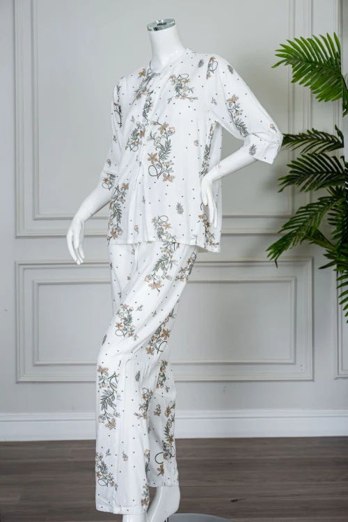 بيجاما نسائية قطعتين لون أبيض مشجر بلوزة بياقة دائرية مع أزرار من الأمام بأكمام ميدي و بنطلون طويل برباط في الخصر