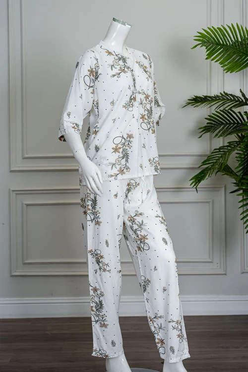 بيجاما نسائية قطعتين لون أبيض مشجر بلوزة بياقة دائرية مع أزرار من الأمام بأكمام ميدي و بنطلون طويل برباط في الخصر