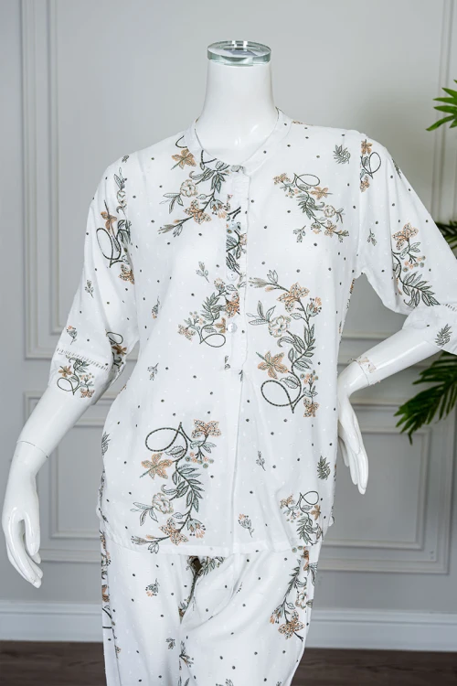 بيجاما نسائية قطعتين لون أبيض مشجر بلوزة بياقة دائرية مع أزرار من الأمام بأكمام ميدي و بنطلون طويل برباط في الخصر