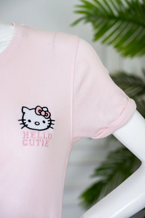 بيجاما نسائية قطعتين لون وردي بلوزة بياقة دائرية و بأكمام قصيرة مع بنطلون طويل برسومات