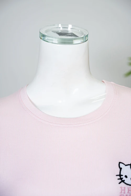 بيجاما نسائية قطعتين لون وردي بلوزة بياقة دائرية و بأكمام قصيرة مع بنطلون طويل برسومات