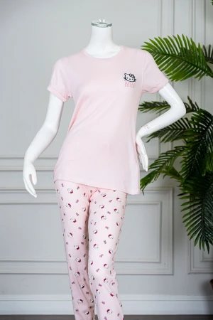 بيجاما نسائية قطعتين لون وردي بلوزة بياقة دائرية و بأكمام قصيرة مع بنطلون طويل برسومات 