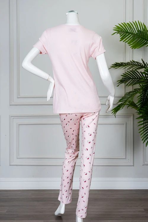 بيجاما نسائية قطعتين لون وردي بلوزة بياقة دائرية و بأكمام قصيرة مع بنطلون طويل برسومات