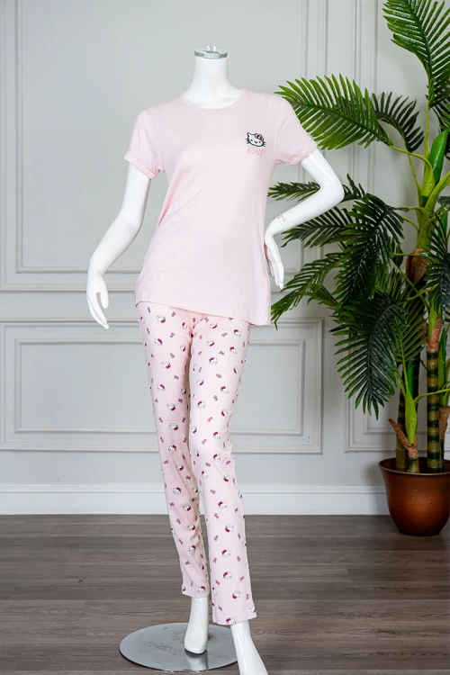 بيجاما نسائية قطعتين لون وردي بلوزة بياقة دائرية و بأكمام قصيرة مع بنطلون طويل برسومات