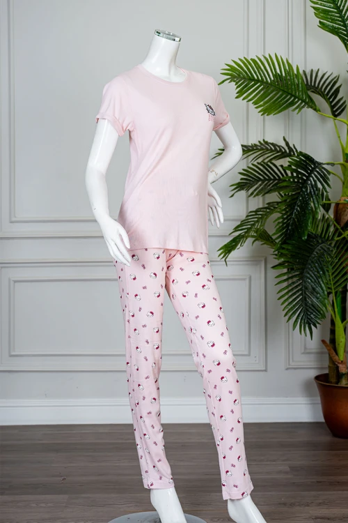 بيجاما نسائية قطعتين لون وردي بلوزة بياقة دائرية و بأكمام قصيرة مع بنطلون طويل برسومات