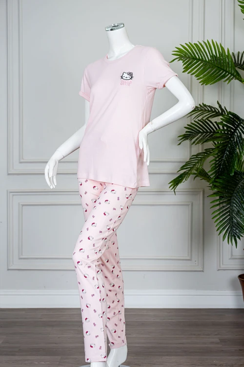 بيجاما نسائية قطعتين لون وردي بلوزة بياقة دائرية و بأكمام قصيرة مع بنطلون طويل برسومات