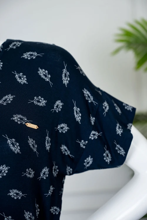 بيجاما نسائية قطعتين لون كحلي مشجر بلوزة بياقة دائرية مع أزرار من الأمام بأكمام قصيرة و بنطلون طويل برباط في الخصر