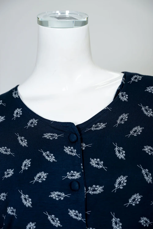 بيجاما نسائية قطعتين لون كحلي مشجر بلوزة بياقة دائرية مع أزرار من الأمام بأكمام قصيرة و بنطلون طويل برباط في الخصر