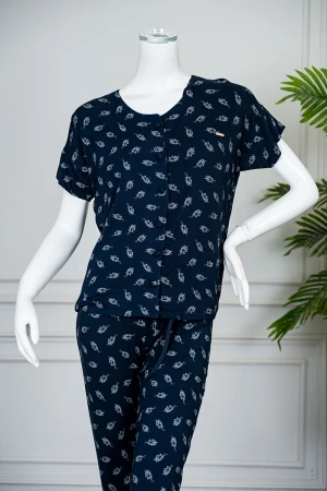 بيجاما نسائية قطعتين لون كحلي مشجر بلوزة بياقة دائرية مع أزرار من الأمام بأكمام قصيرة و بنطلون طويل برباط في الخصر 