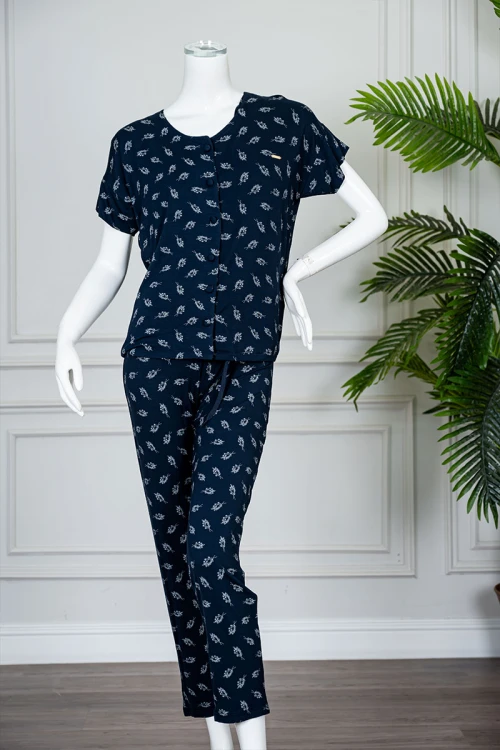 بيجاما نسائية قطعتين لون كحلي مشجر بلوزة بياقة دائرية مع أزرار من الأمام بأكمام قصيرة و بنطلون طويل برباط في الخصر