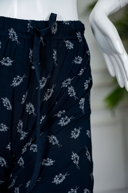 بيجاما نسائية قطعتين لون كحلي مشجر بلوزة بياقة دائرية مع أزرار من الأمام بأكمام قصيرة و بنطلون طويل برباط في الخصر