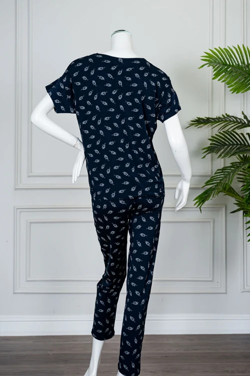 بيجاما نسائية قطعتين لون كحلي مشجر بلوزة بياقة دائرية مع أزرار من الأمام بأكمام قصيرة و بنطلون طويل برباط في الخصر