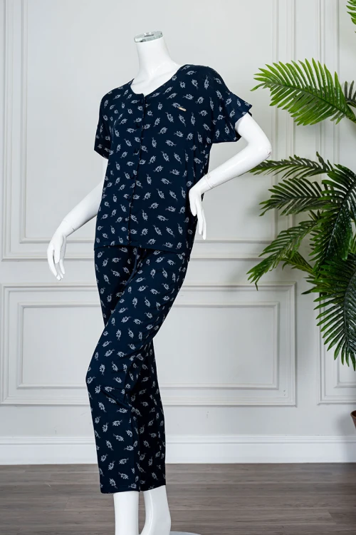 بيجاما نسائية قطعتين لون كحلي مشجر بلوزة بياقة دائرية مع أزرار من الأمام بأكمام قصيرة و بنطلون طويل برباط في الخصر