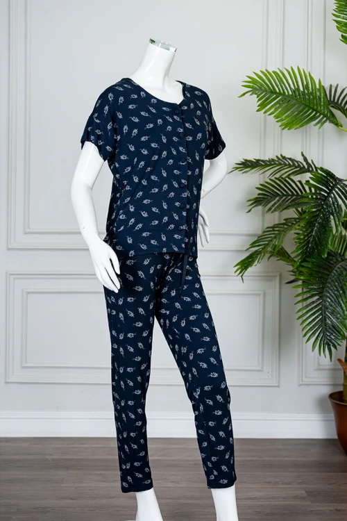 بيجاما نسائية قطعتين لون كحلي مشجر بلوزة بياقة دائرية مع أزرار من الأمام بأكمام قصيرة و بنطلون طويل برباط في الخصر