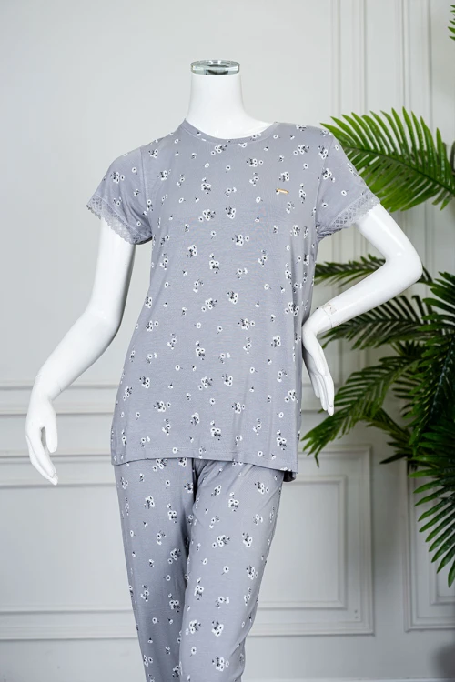 بيجاما نسائية قطعتين لون رمادي مشجر بلوزة بياقة دائرية و أكمام قصيرة بأطراف دانتيل مع بنطلون طويل