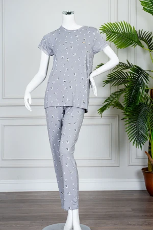 بيجاما نسائية قطعتين لون رمادي مشجر بلوزة بياقة دائرية و أكمام قصيرة بأطراف دانتيل مع بنطلون طويل