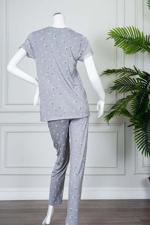 بيجاما نسائية قطعتين لون رمادي مشجر بلوزة بياقة دائرية و أكمام قصيرة بأطراف دانتيل مع بنطلون طويل