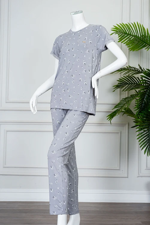 بيجاما نسائية قطعتين لون رمادي مشجر بلوزة بياقة دائرية و أكمام قصيرة بأطراف دانتيل مع بنطلون طويل