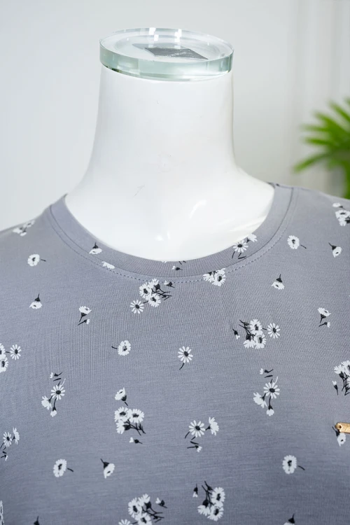 بيجاما نسائية قطعتين لون رمادي مشجر بلوزة بياقة دائرية و أكمام قصيرة بأطراف دانتيل مع بنطلون طويل