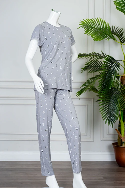 بيجاما نسائية قطعتين لون رمادي مشجر بلوزة بياقة دائرية و أكمام قصيرة بأطراف دانتيل مع بنطلون طويل