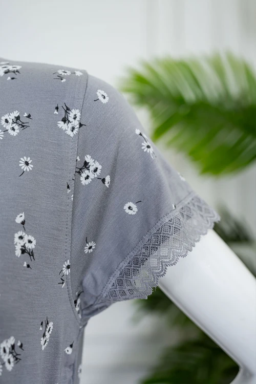 بيجاما نسائية قطعتين لون رمادي مشجر بلوزة بياقة دائرية و أكمام قصيرة بأطراف دانتيل مع بنطلون طويل