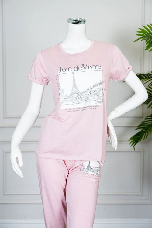 بيجاما نسائية قطعتين لون وردي بلوزة بياقة دائرية مزينة برسومات و كتابات من الأمام بأكمام قصيرة مع بنطلون طويل برباط في الخصر