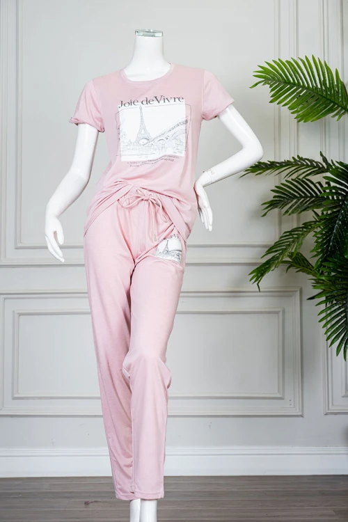 بيجاما نسائية قطعتين لون وردي بلوزة بياقة دائرية مزينة برسومات و كتابات من الأمام بأكمام قصيرة مع بنطلون طويل برباط في الخصر