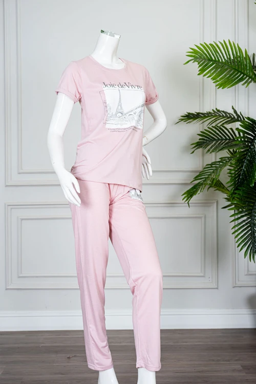 بيجاما نسائية قطعتين لون وردي بلوزة بياقة دائرية مزينة برسومات و كتابات من الأمام بأكمام قصيرة مع بنطلون طويل برباط في الخصر