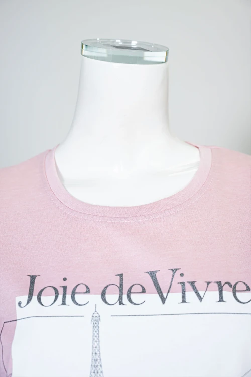 بيجاما نسائية قطعتين لون وردي بلوزة بياقة دائرية مزينة برسومات و كتابات من الأمام بأكمام قصيرة مع بنطلون طويل برباط في الخصر