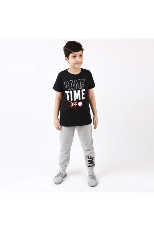 تيشيرت مزين بطبعات كتابة مع بنطلون