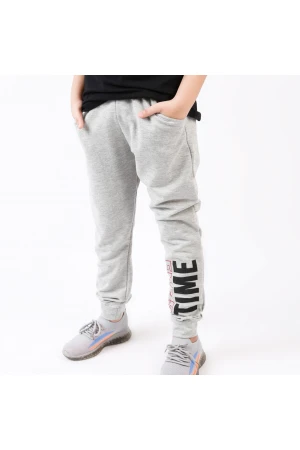 تيشيرت مزين بطبعات كتابة مع بنطلون 