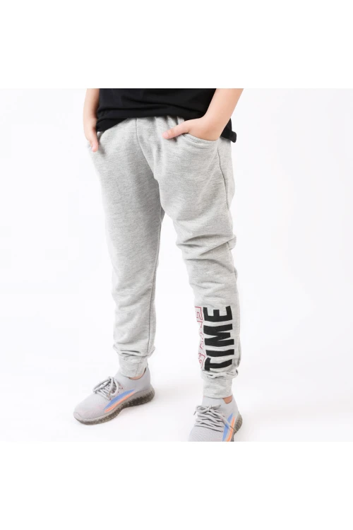 تيشيرت مزين بطبعات كتابة مع بنطلون