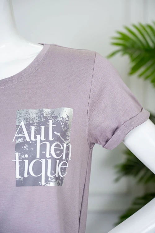 بيجاما نسائية قطعتين لون بنفسجي فاتح بلوزة بياقة دائرية مزينة برسومات و كتابات من الأمام بأكمام قصيرة مع بنطلون طويل برباط في الخصر