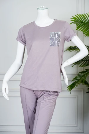 بيجاما نسائية قطعتين لون بنفسجي فاتح بلوزة بياقة دائرية مزينة برسومات و كتابات من الأمام بأكمام قصيرة مع بنطلون طويل برباط في الخصر 