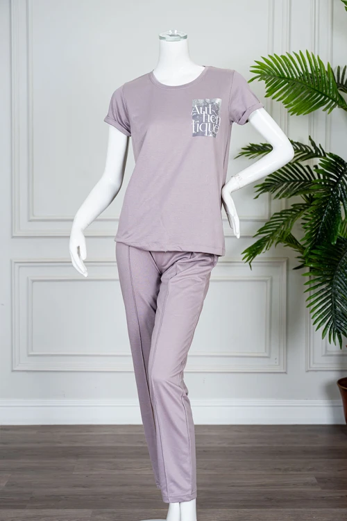 بيجاما نسائية قطعتين لون بنفسجي فاتح بلوزة بياقة دائرية مزينة برسومات و كتابات من الأمام بأكمام قصيرة مع بنطلون طويل برباط في الخصر