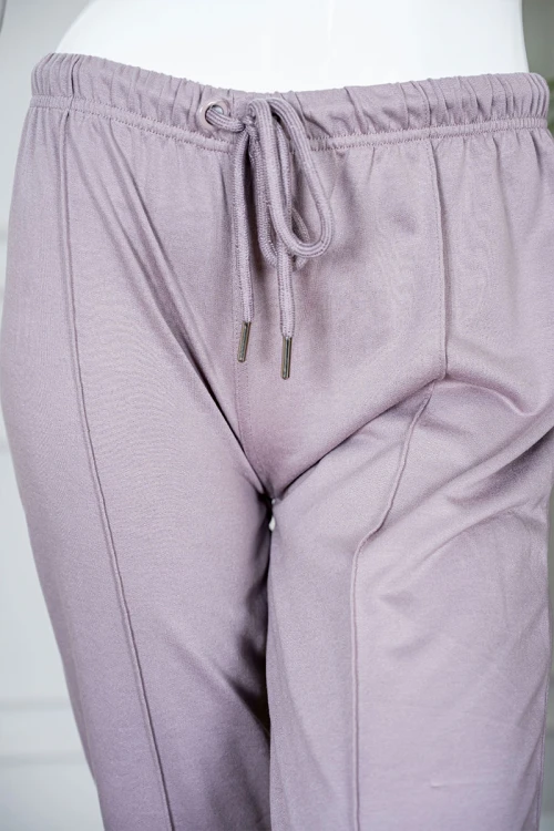 بيجاما نسائية قطعتين لون بنفسجي فاتح بلوزة بياقة دائرية مزينة برسومات و كتابات من الأمام بأكمام قصيرة مع بنطلون طويل برباط في الخصر