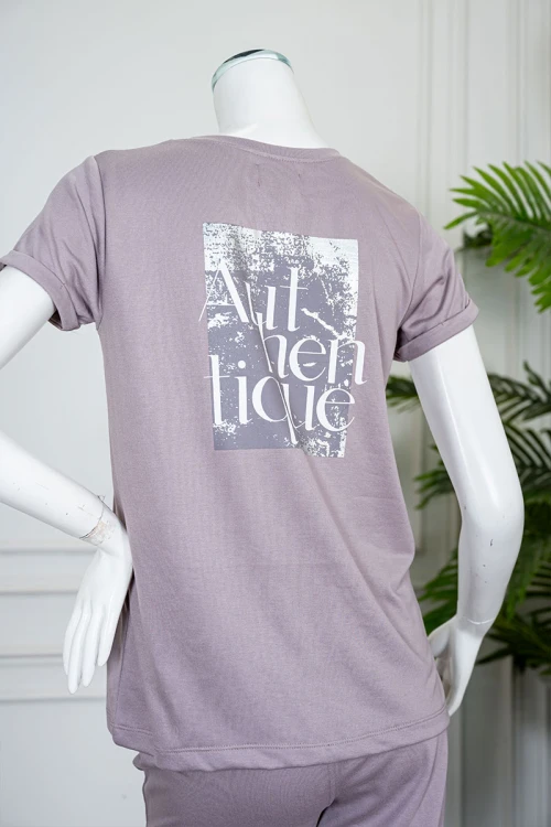 بيجاما نسائية قطعتين لون بنفسجي فاتح بلوزة بياقة دائرية مزينة برسومات و كتابات من الأمام بأكمام قصيرة مع بنطلون طويل برباط في الخصر