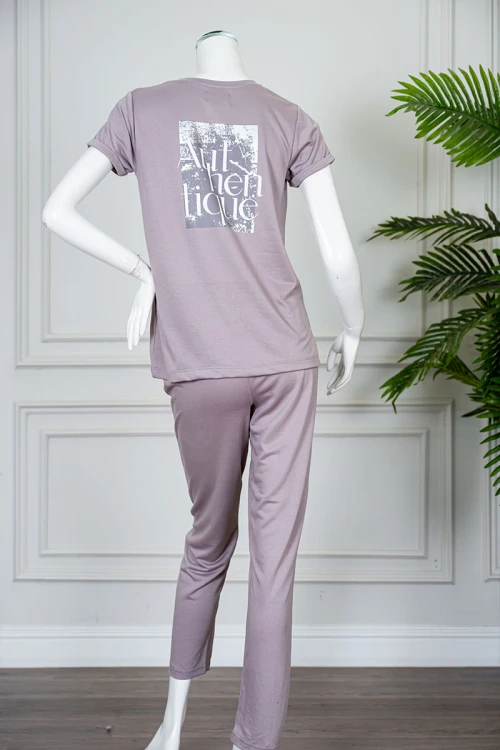 بيجاما نسائية قطعتين لون بنفسجي فاتح بلوزة بياقة دائرية مزينة برسومات و كتابات من الأمام بأكمام قصيرة مع بنطلون طويل برباط في الخصر